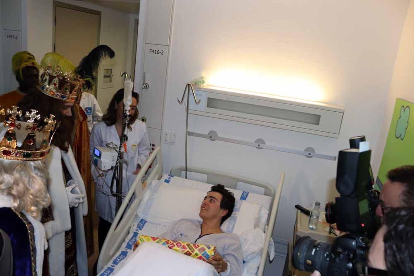 Los Reyes Magos visitan a los niños del Hospital Universitario