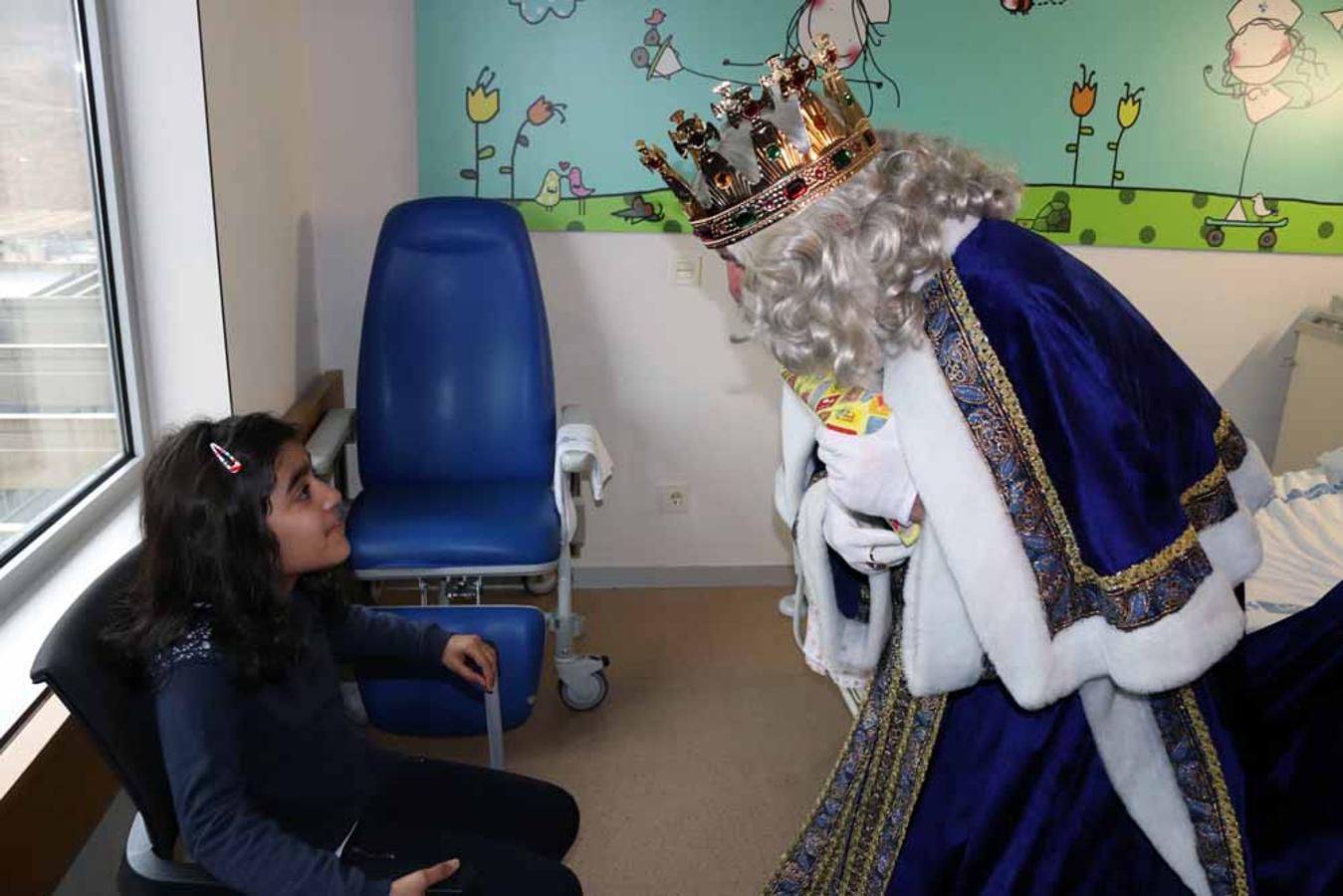 Los Reyes Magos visitan a los niños del Hospital Universitario