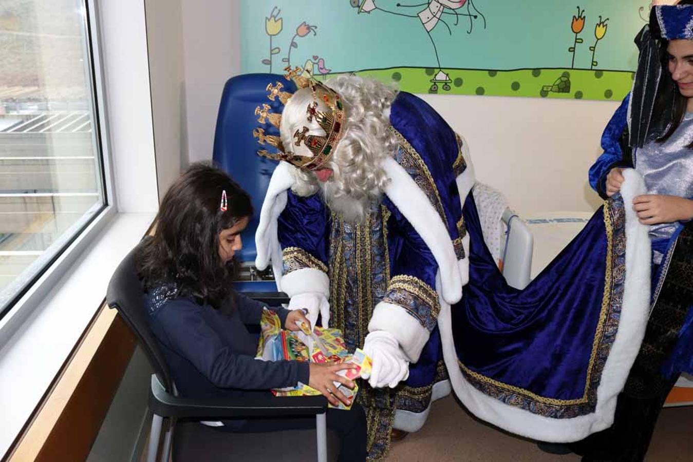 Los Reyes Magos visitan a los niños del Hospital Universitario