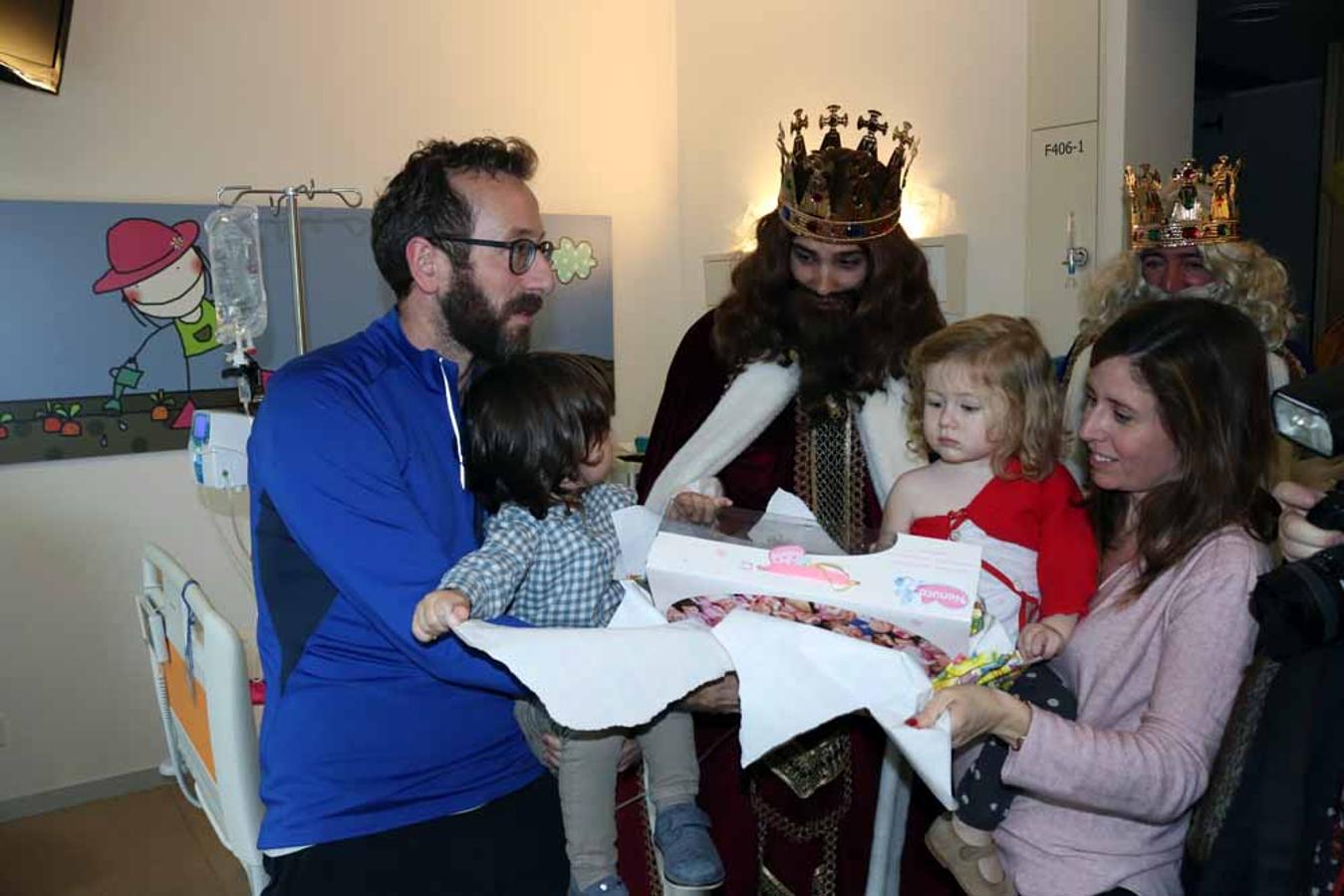 Los Reyes Magos visitan a los niños del Hospital Universitario