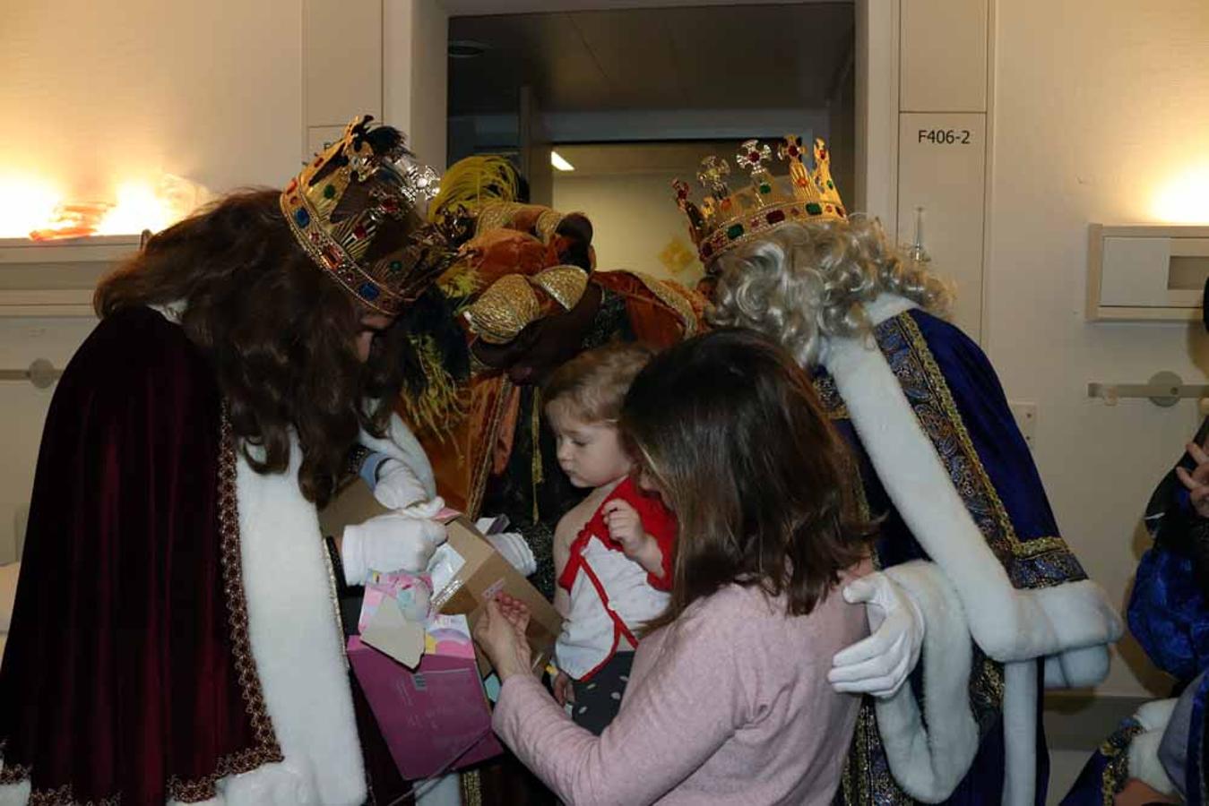 Los Reyes Magos visitan a los niños del Hospital Universitario