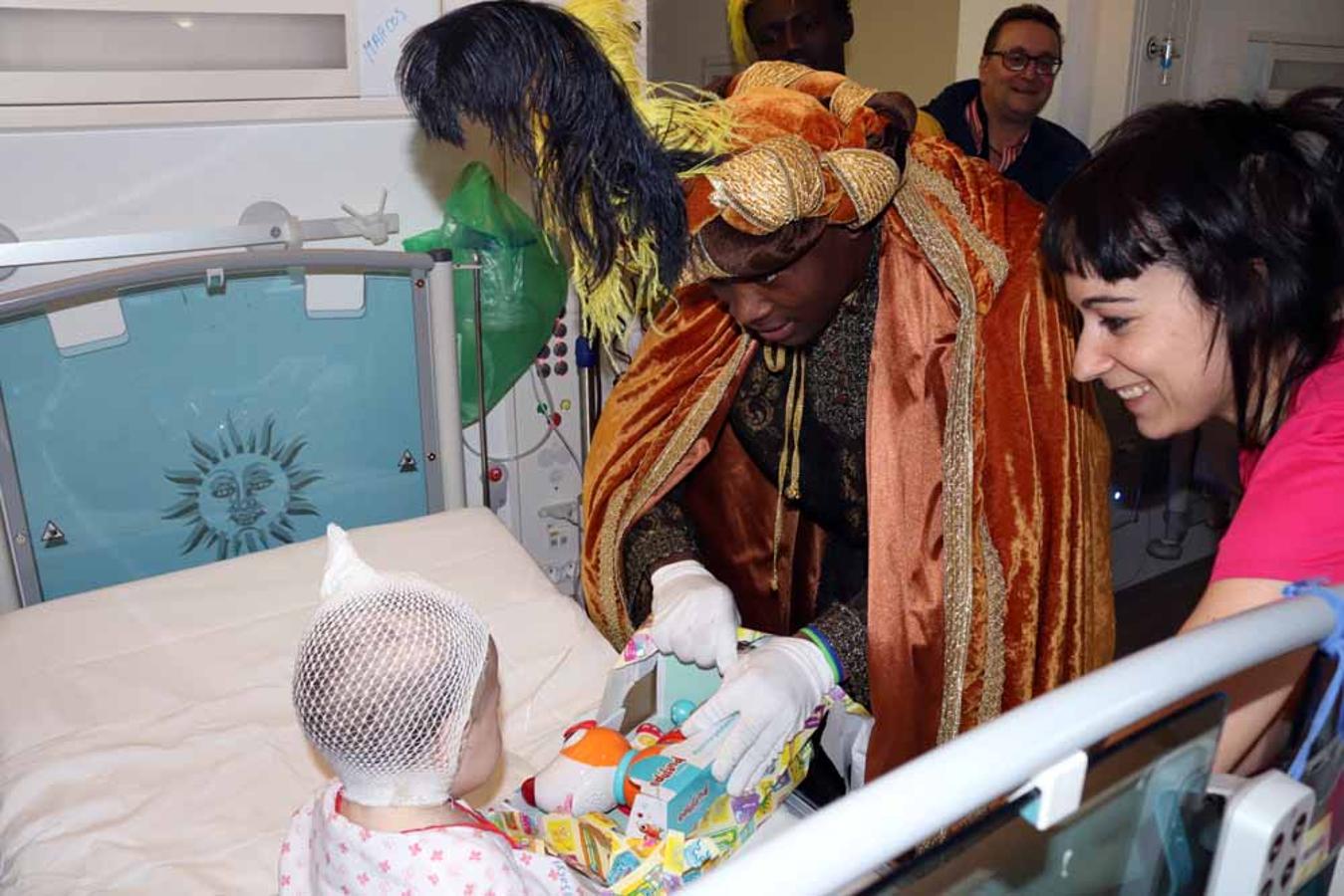 Los Reyes Magos visitan a los niños del Hospital Universitario