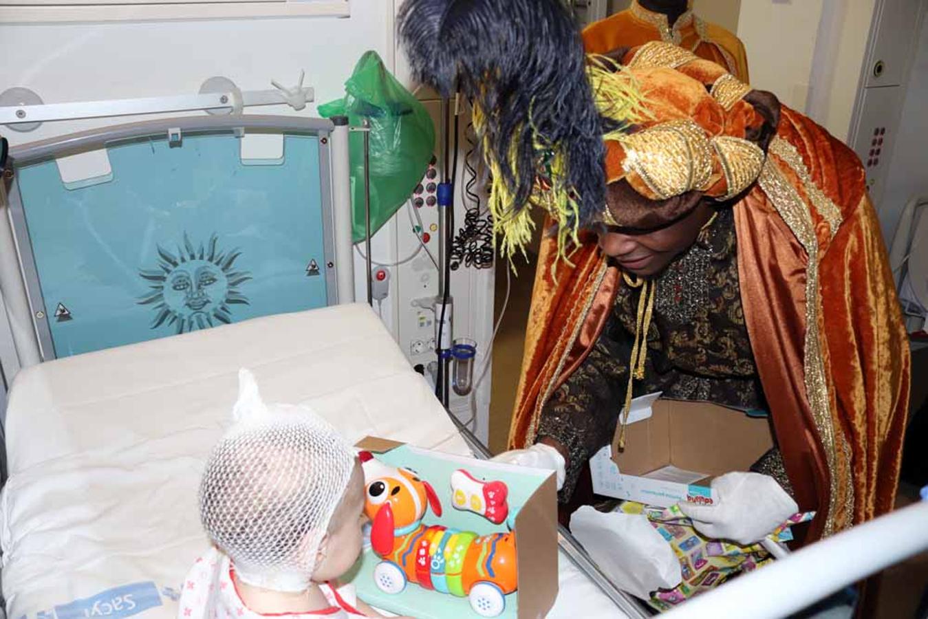 Los Reyes Magos visitan a los niños del Hospital Universitario