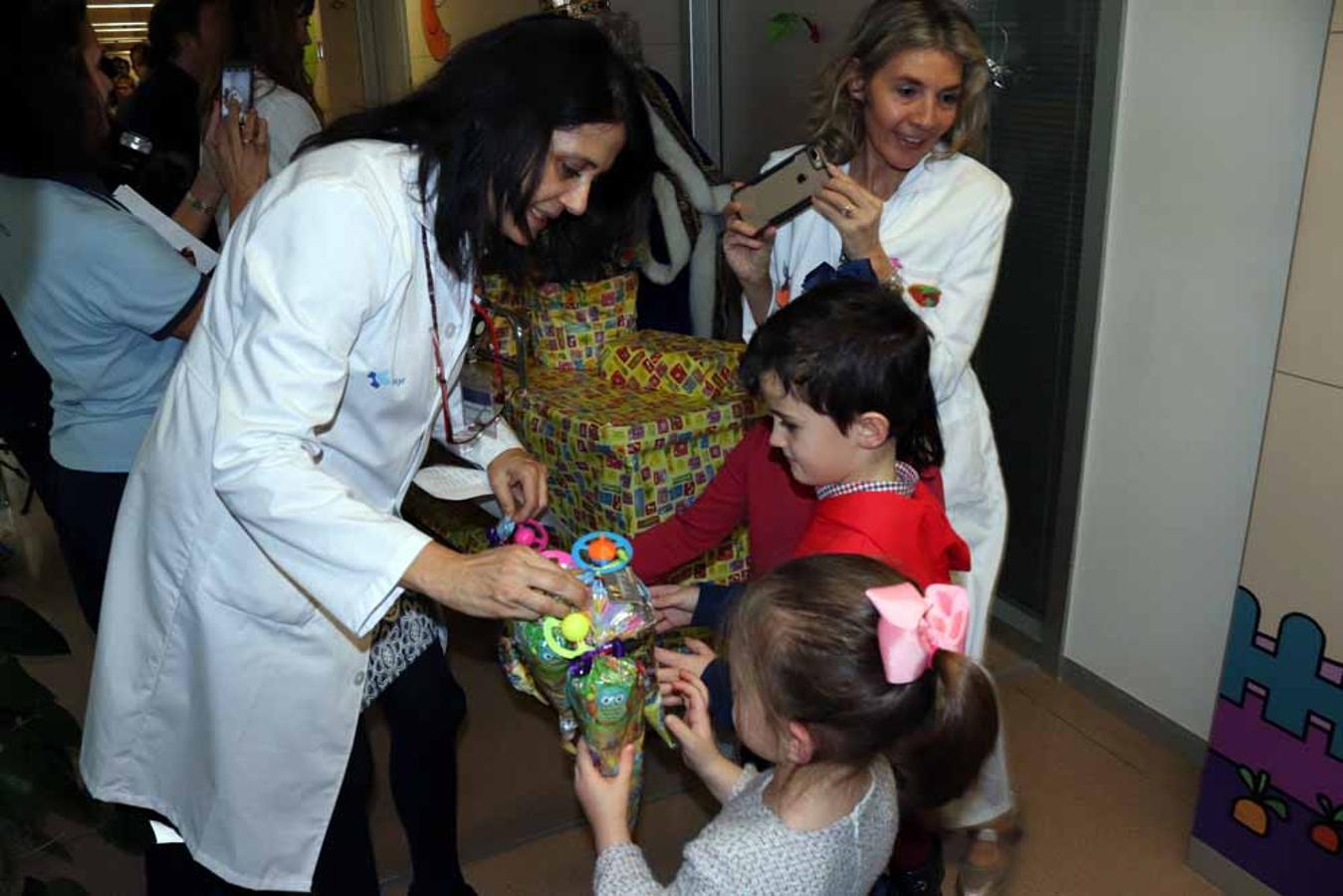 Los Reyes Magos visitan a los niños del Hospital Universitario