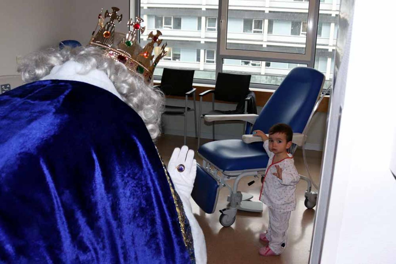 Los Reyes Magos visitan a los niños del Hospital Universitario