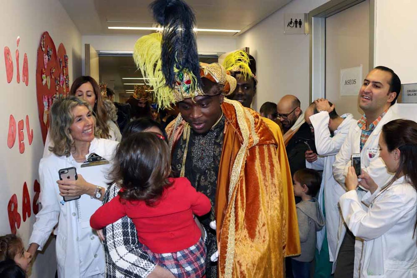 Los Reyes Magos visitan a los niños del Hospital Universitario