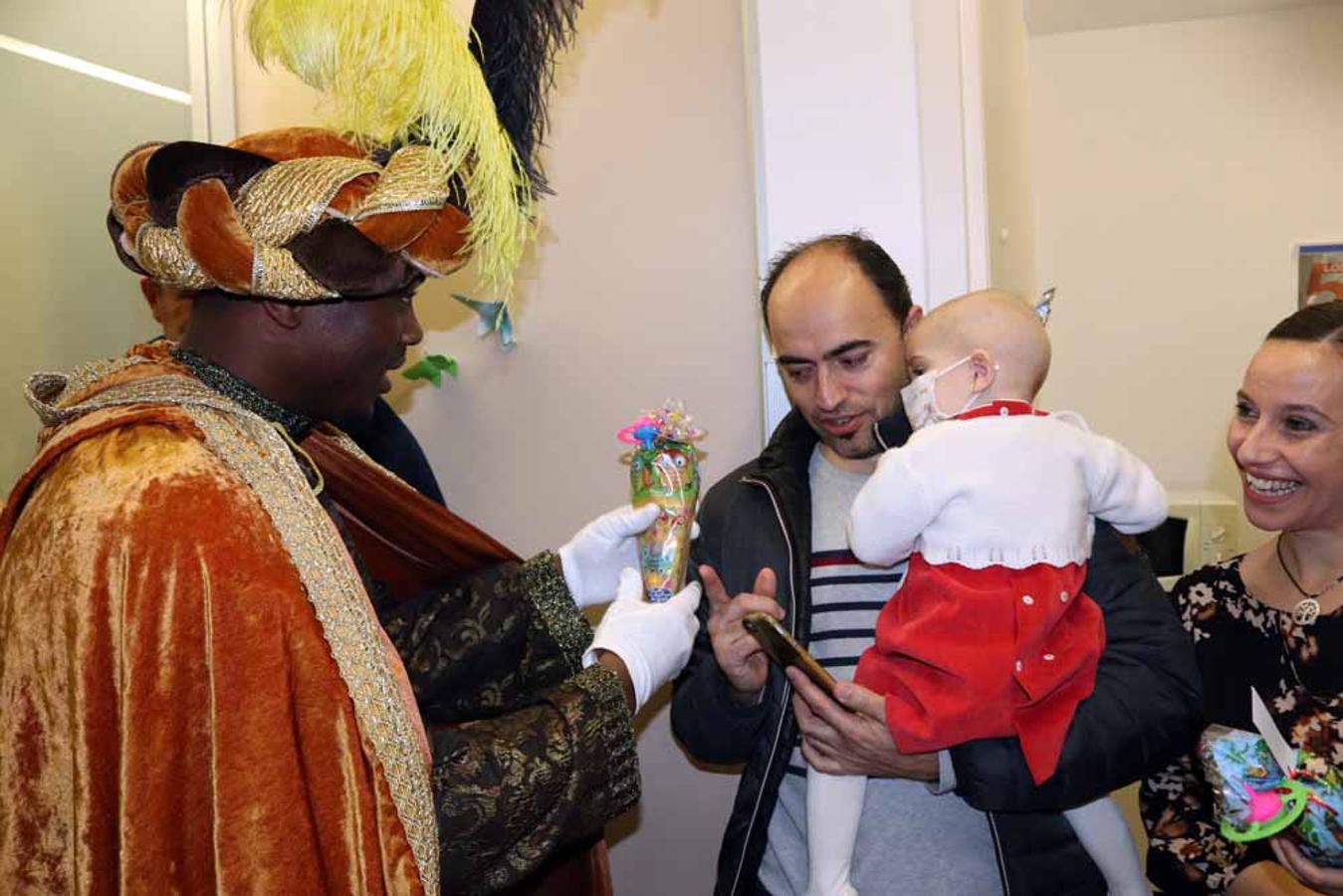 Los Reyes Magos visitan a los niños del Hospital Universitario