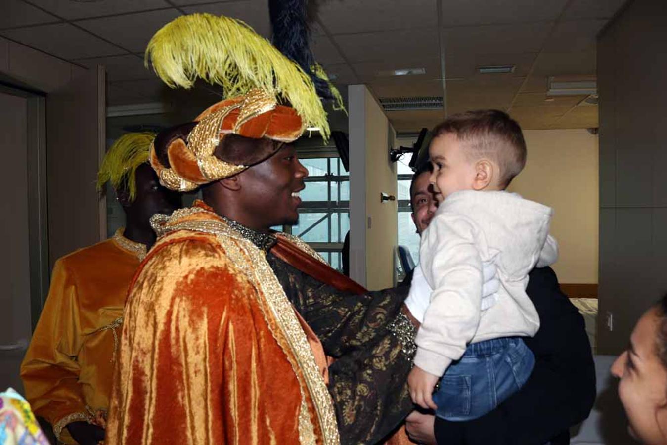 Los Reyes Magos visitan a los niños del Hospital Universitario