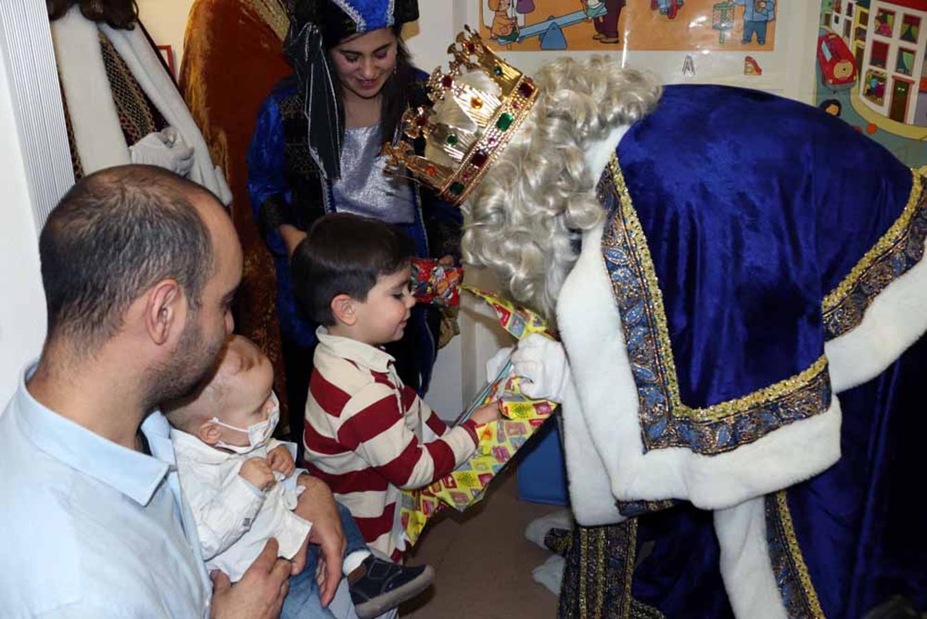 Los Reyes Magos visitan a los niños del Hospital Universitario