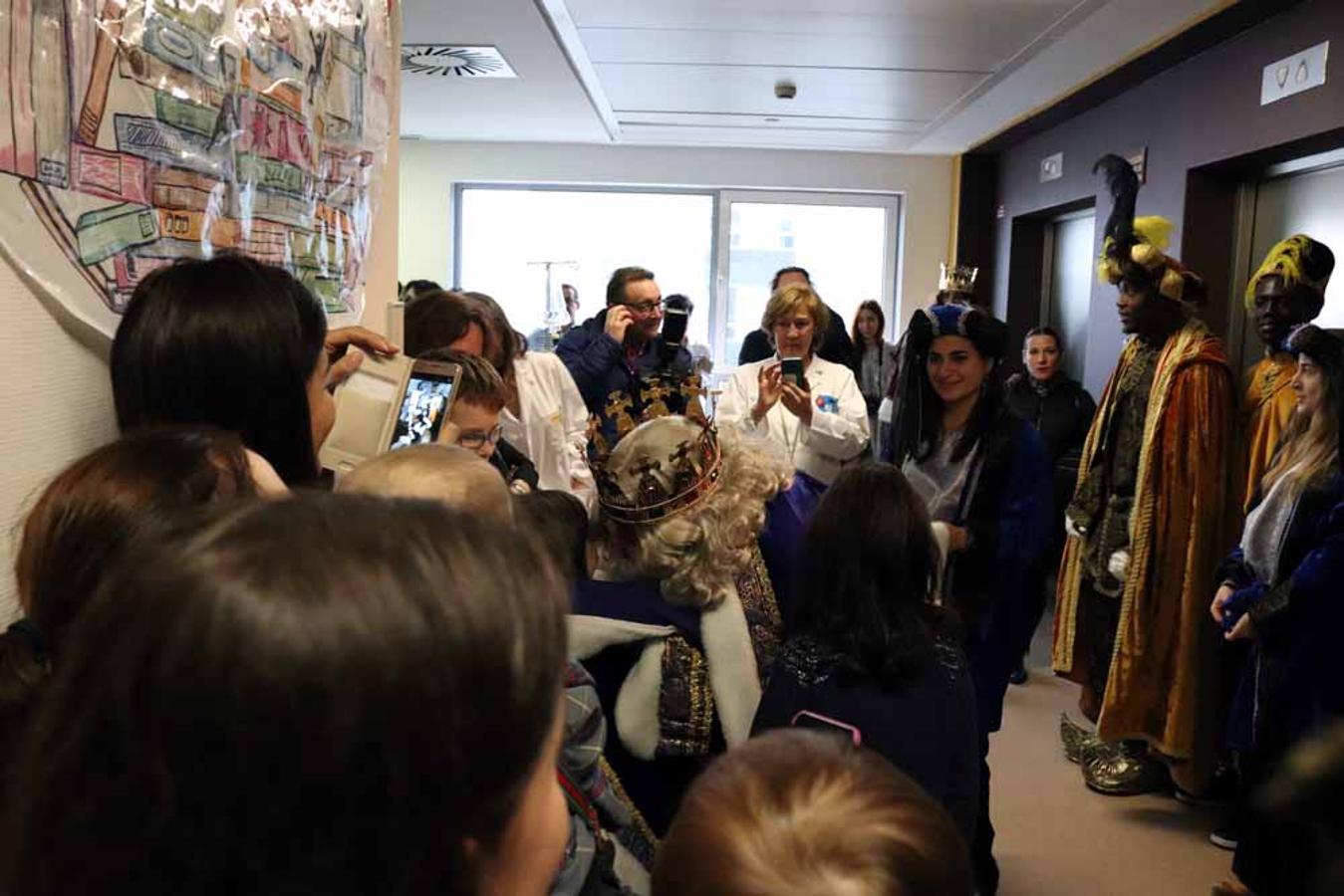 Los Reyes Magos visitan a los niños del Hospital Universitario