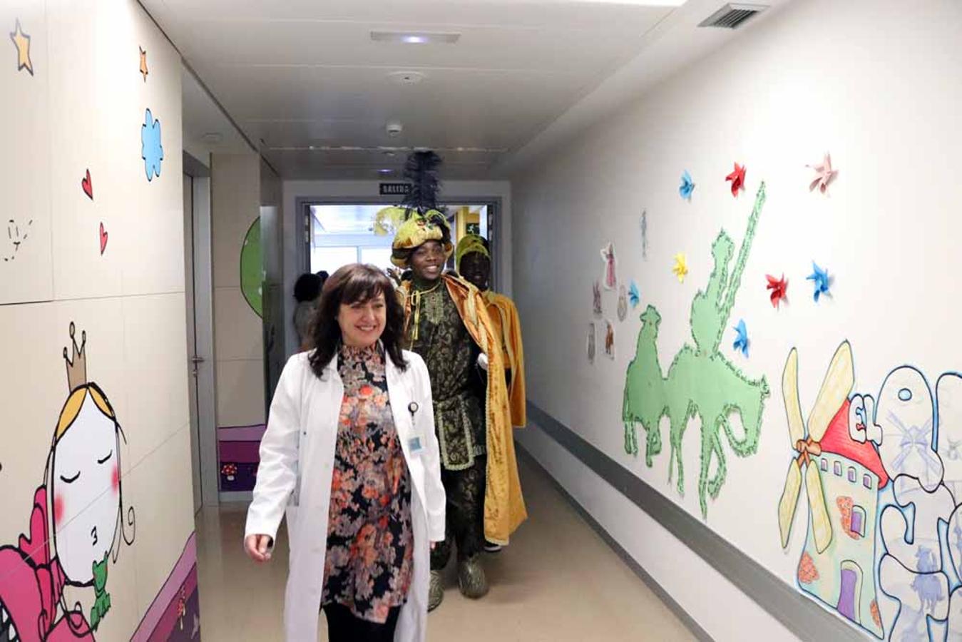 Los Reyes Magos visitan a los niños del Hospital Universitario