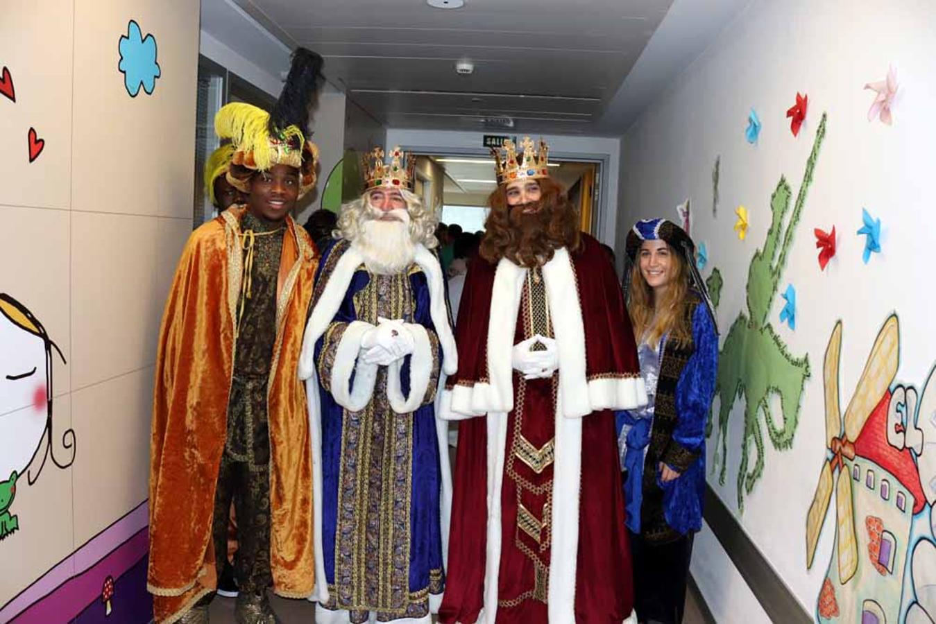 Los Reyes Magos visitan a los niños del Hospital Universitario