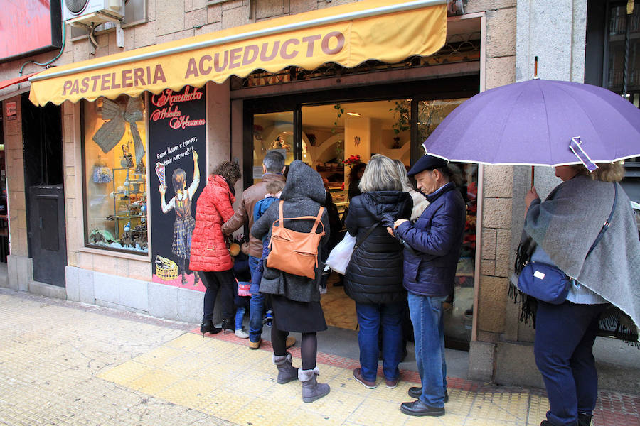 Varios clientes esperan su turno a las puertas de la pastelería Acueducto.