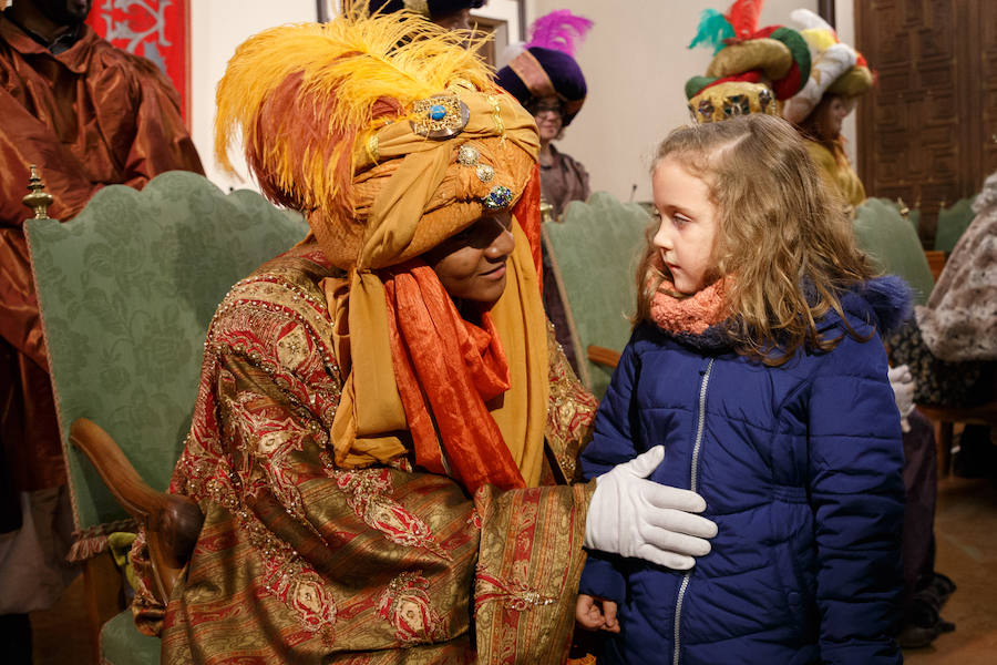 Los Reyes Magos reciben a los niños en el Ayuntamiento de Zamora tras la suspensión de la Cabalgata por la lluvia.