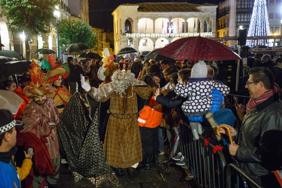 Los Reyes Magos reciben a los niños en el Ayuntamiento de Zamora tras la suspensión de la Cabalgata por la lluvia.