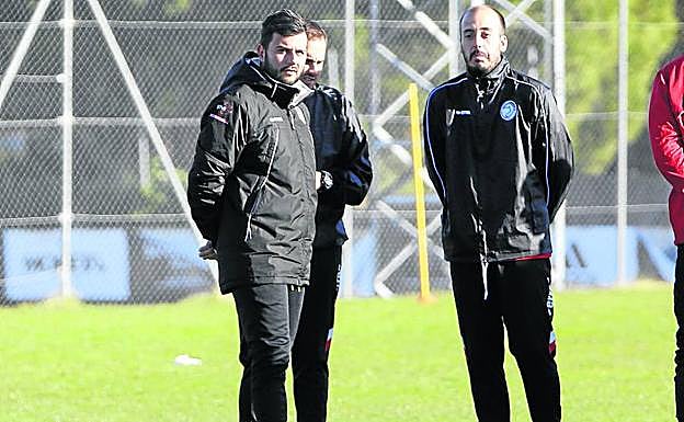 Astu, junto a parte de su equipo técnico, en el primer entrenamiento tras el descanso navideño.