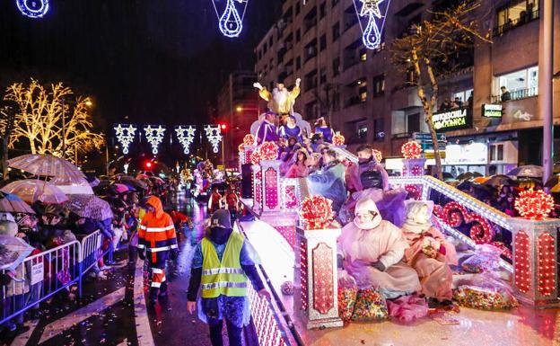 El Rey Melchor saluda desde su trono a los salmantinos.