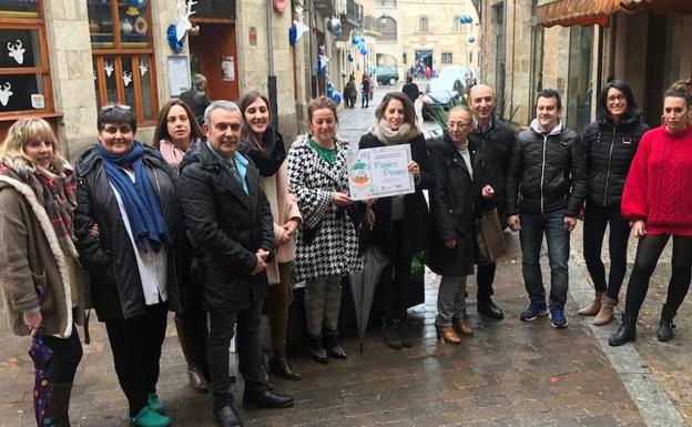 Comerciantes de la zona centro,que se alzó con el primer premio del concurso de decoración.