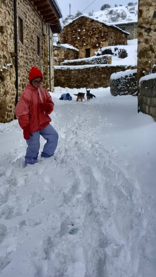 La intensa nevada que ha caído sobre Santa María de Redondo ha dejado estas hermosas imágenes.