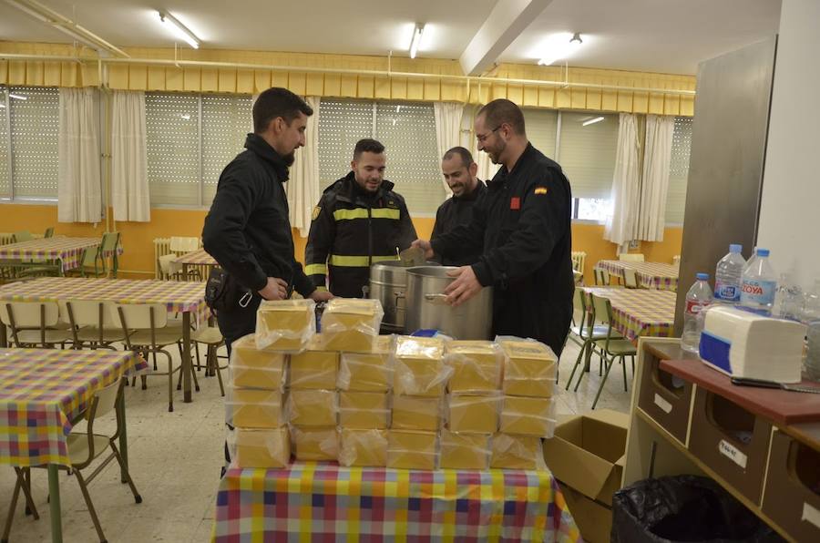 El Espinar sufrió ayer las consecuencias del temporal. Los vecinos tuvieron que retirar la nieve con palas para poder descubrir coches y limpiar las calles. Sus habitantes, además se mostraron solidarios con las personas que se vieron atrapadas por el blanco elemento en las carreteras de alrededor. 
