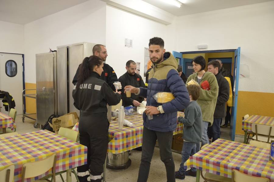 El Espinar sufrió ayer las consecuencias del temporal. Los vecinos tuvieron que retirar la nieve con palas para poder descubrir coches y limpiar las calles. Sus habitantes, además se mostraron solidarios con las personas que se vieron atrapadas por el blanco elemento en las carreteras de alrededor. 