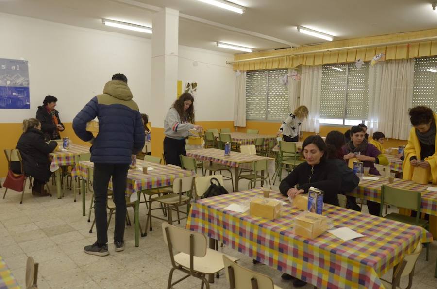 El Espinar sufrió ayer las consecuencias del temporal. Los vecinos tuvieron que retirar la nieve con palas para poder descubrir coches y limpiar las calles. Sus habitantes, además se mostraron solidarios con las personas que se vieron atrapadas por el blanco elemento en las carreteras de alrededor. 