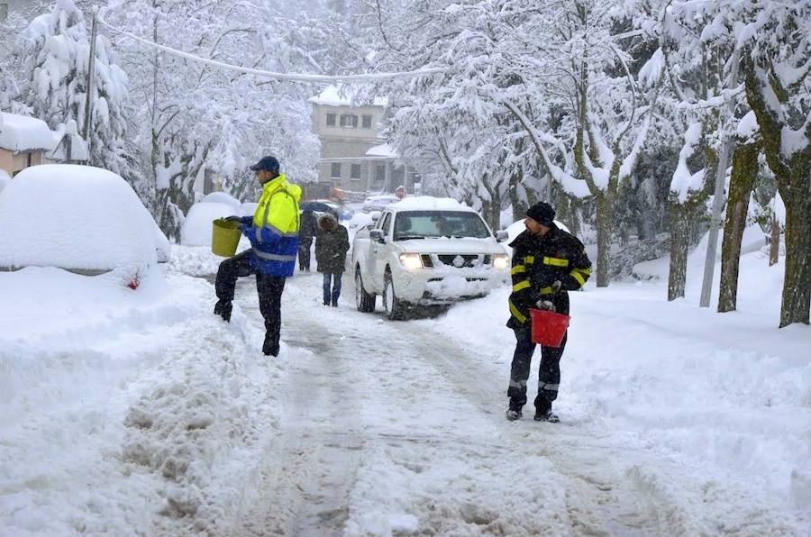El Espinar sufrió ayer las consecuencias del temporal. Los vecinos tuvieron que retirar la nieve con palas para poder descubrir coches y limpiar las calles. Sus habitantes, además se mostraron solidarios con las personas que se vieron atrapadas por el blanco elemento en las carreteras de alrededor. 