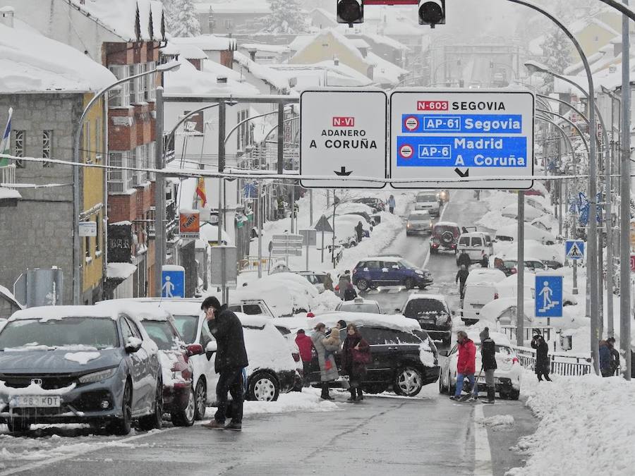 El Espinar sufrió ayer las consecuencias del temporal. Los vecinos tuvieron que retirar la nieve con palas para poder descubrir coches y limpiar las calles. Sus habitantes, además se mostraron solidarios con las personas que se vieron atrapadas por el blanco elemento en las carreteras de alrededor. 