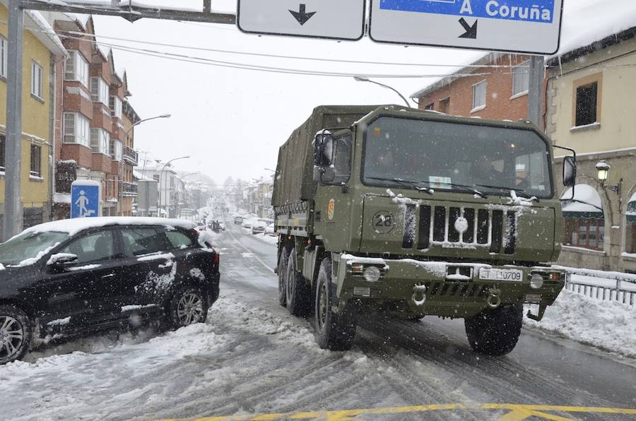El Espinar sufrió ayer las consecuencias del temporal. Los vecinos tuvieron que retirar la nieve con palas para poder descubrir coches y limpiar las calles. Sus habitantes, además se mostraron solidarios con las personas que se vieron atrapadas por el blanco elemento en las carreteras de alrededor. 
