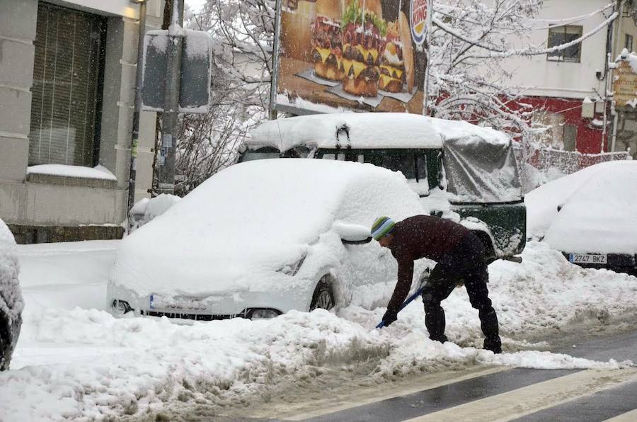 El Espinar sufrió ayer las consecuencias del temporal. Los vecinos tuvieron que retirar la nieve con palas para poder descubrir coches y limpiar las calles. Sus habitantes, además se mostraron solidarios con las personas que se vieron atrapadas por el blanco elemento en las carreteras de alrededor. 
