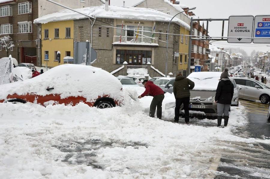 El Espinar sufrió ayer las consecuencias del temporal. Los vecinos tuvieron que retirar la nieve con palas para poder descubrir coches y limpiar las calles. Sus habitantes, además se mostraron solidarios con las personas que se vieron atrapadas por el blanco elemento en las carreteras de alrededor. 
