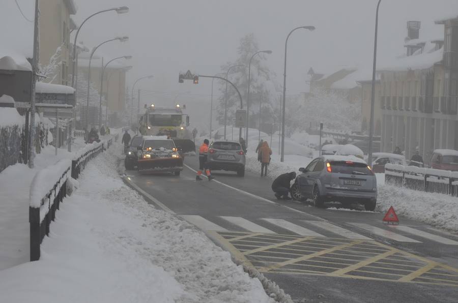 El Espinar sufrió ayer las consecuencias del temporal. Los vecinos tuvieron que retirar la nieve con palas para poder descubrir coches y limpiar las calles. Sus habitantes, además se mostraron solidarios con las personas que se vieron atrapadas por el blanco elemento en las carreteras de alrededor. 