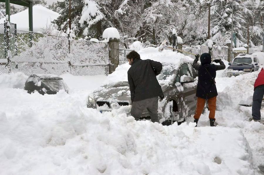 El Espinar sufrió ayer las consecuencias del temporal. Los vecinos tuvieron que retirar la nieve con palas para poder descubrir coches y limpiar las calles. Sus habitantes, además se mostraron solidarios con las personas que se vieron atrapadas por el blanco elemento en las carreteras de alrededor. 