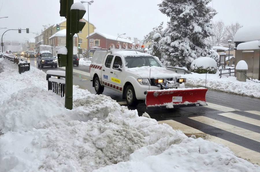 El Espinar sufrió ayer las consecuencias del temporal. Los vecinos tuvieron que retirar la nieve con palas para poder descubrir coches y limpiar las calles. Sus habitantes, además se mostraron solidarios con las personas que se vieron atrapadas por el blanco elemento en las carreteras de alrededor. 