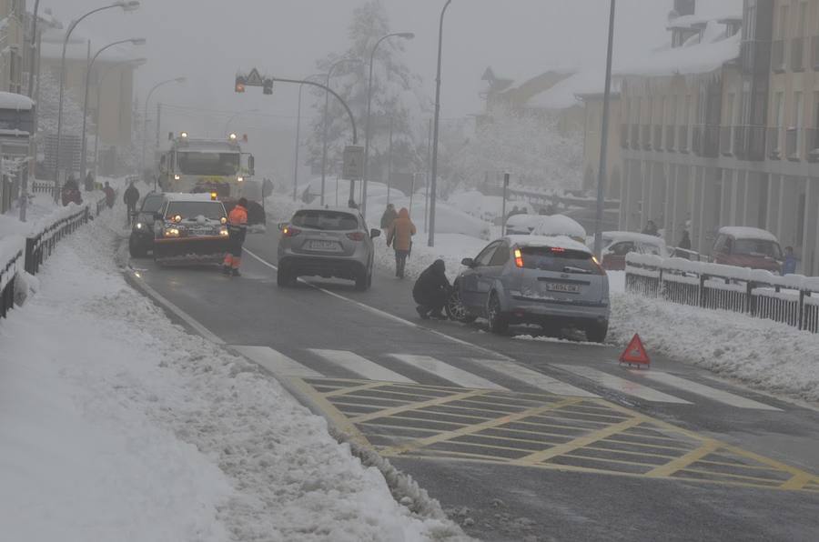 El Espinar sufrió ayer las consecuencias del temporal. Los vecinos tuvieron que retirar la nieve con palas para poder descubrir coches y limpiar las calles. Sus habitantes, además se mostraron solidarios con las personas que se vieron atrapadas por el blanco elemento en las carreteras de alrededor. 