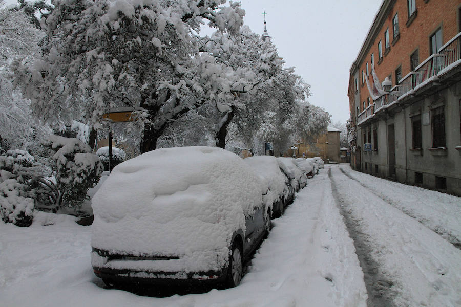 Segovia y provincia han protagonizado la actualidad del temporal del fin de semana. La nieve colapsó sus carreteras y puso un manto blanco en la capital, que muchos aprovecharon para ver el lado positivo y esquiar junto al Acueducto. Pese a la belleza de las imágenes, la nieve complicó la vida de sus ciudadanos.