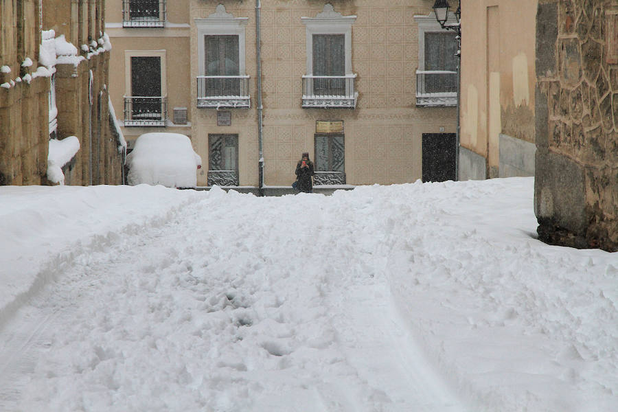 Segovia y provincia han protagonizado la actualidad del temporal del fin de semana. La nieve colapsó sus carreteras y puso un manto blanco en la capital, que muchos aprovecharon para ver el lado positivo y esquiar junto al Acueducto. Pese a la belleza de las imágenes, la nieve complicó la vida de sus ciudadanos.