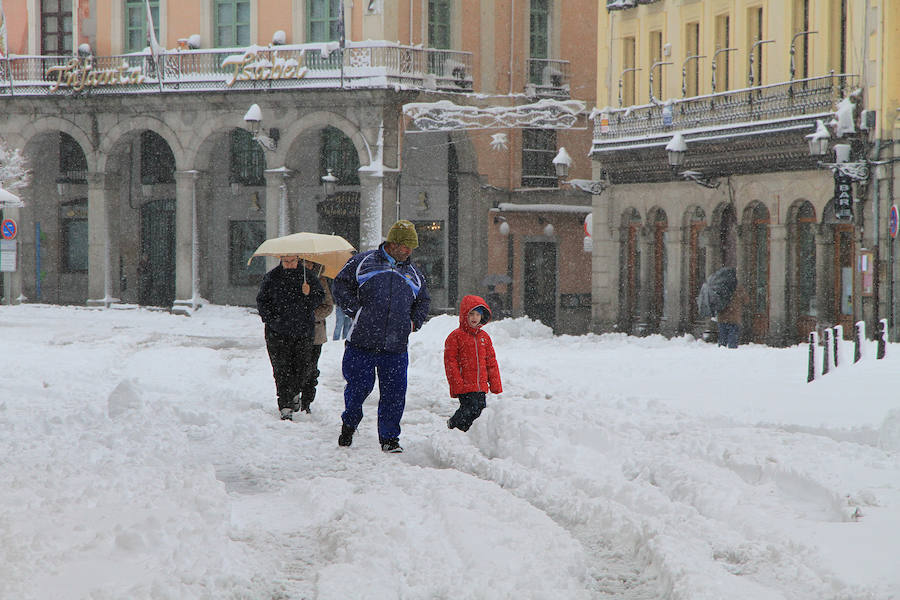 Segovia y provincia han protagonizado la actualidad del temporal del fin de semana. La nieve colapsó sus carreteras y puso un manto blanco en la capital, que muchos aprovecharon para ver el lado positivo y esquiar junto al Acueducto. Pese a la belleza de las imágenes, la nieve complicó la vida de sus ciudadanos.