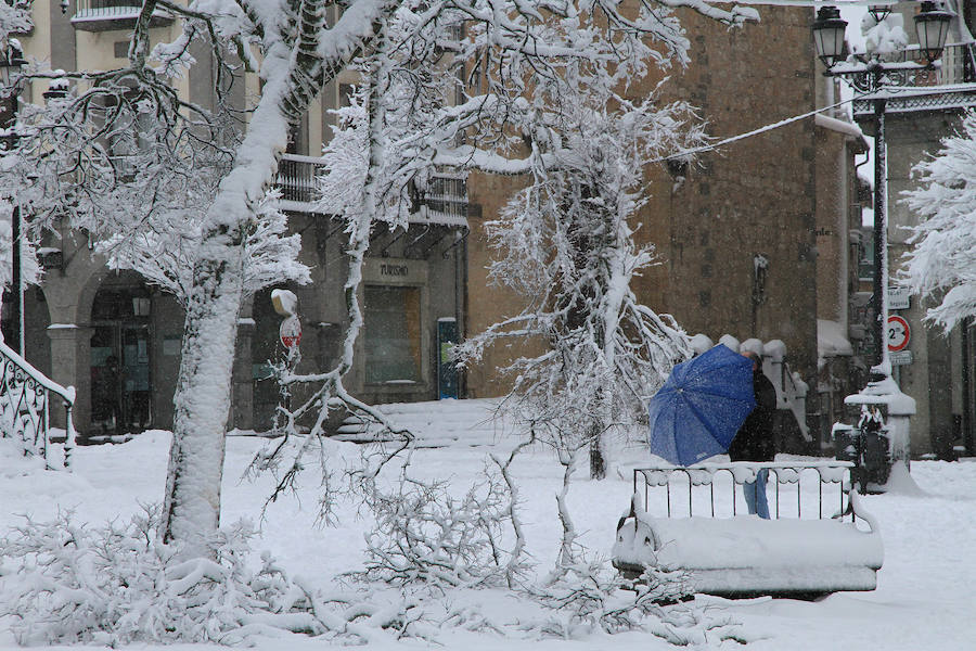Segovia y provincia han protagonizado la actualidad del temporal del fin de semana. La nieve colapsó sus carreteras y puso un manto blanco en la capital, que muchos aprovecharon para ver el lado positivo y esquiar junto al Acueducto. Pese a la belleza de las imágenes, la nieve complicó la vida de sus ciudadanos.