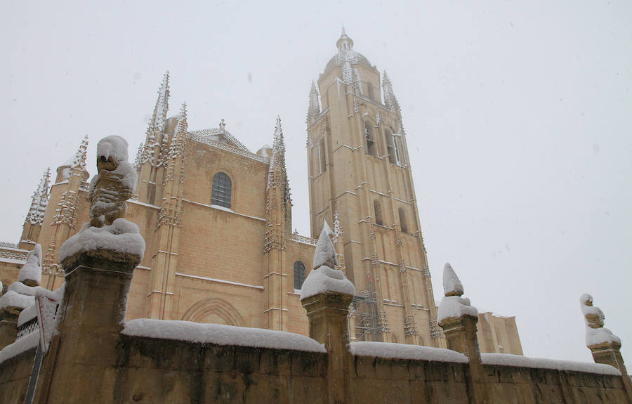 Segovia y provincia han protagonizado la actualidad del temporal del fin de semana. La nieve colapsó sus carreteras y puso un manto blanco en la capital, que muchos aprovecharon para ver el lado positivo y esquiar junto al Acueducto. Pese a la belleza de las imágenes, la nieve complicó la vida de sus ciudadanos.