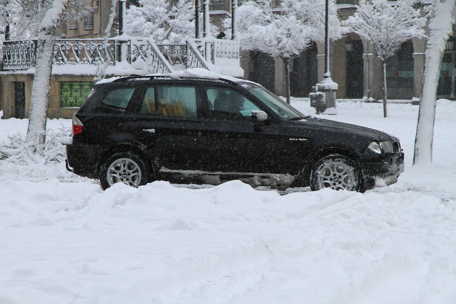 Segovia y provincia han protagonizado la actualidad del temporal del fin de semana. La nieve colapsó sus carreteras y puso un manto blanco en la capital, que muchos aprovecharon para ver el lado positivo y esquiar junto al Acueducto. Pese a la belleza de las imágenes, la nieve complicó la vida de sus ciudadanos.