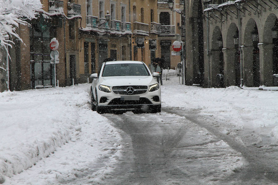 Segovia y provincia han protagonizado la actualidad del temporal del fin de semana. La nieve colapsó sus carreteras y puso un manto blanco en la capital, que muchos aprovecharon para ver el lado positivo y esquiar junto al Acueducto. Pese a la belleza de las imágenes, la nieve complicó la vida de sus ciudadanos.