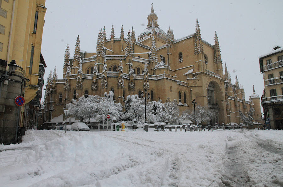 Segovia y provincia han protagonizado la actualidad del temporal del fin de semana. La nieve colapsó sus carreteras y puso un manto blanco en la capital, que muchos aprovecharon para ver el lado positivo y esquiar junto al Acueducto. Pese a la belleza de las imágenes, la nieve complicó la vida de sus ciudadanos.