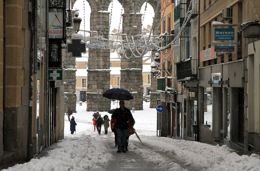 Segovia y provincia han protagonizado la actualidad del temporal del fin de semana. La nieve colapsó sus carreteras y puso un manto blanco en la capital, que muchos aprovecharon para ver el lado positivo y esquiar junto al Acueducto. Pese a la belleza de las imágenes, la nieve complicó la vida de sus ciudadanos.