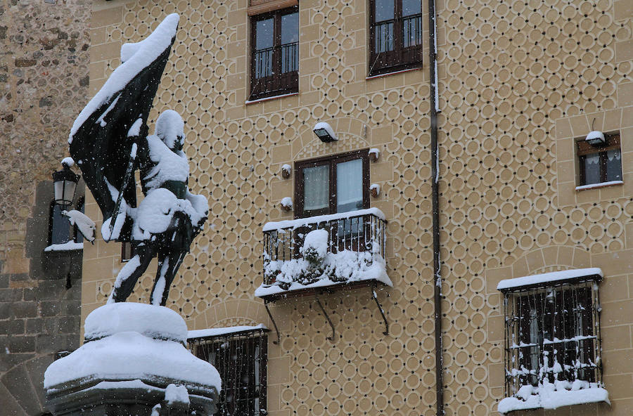 Segovia y provincia han protagonizado la actualidad del temporal del fin de semana. La nieve colapsó sus carreteras y puso un manto blanco en la capital, que muchos aprovecharon para ver el lado positivo y esquiar junto al Acueducto. Pese a la belleza de las imágenes, la nieve complicó la vida de sus ciudadanos.