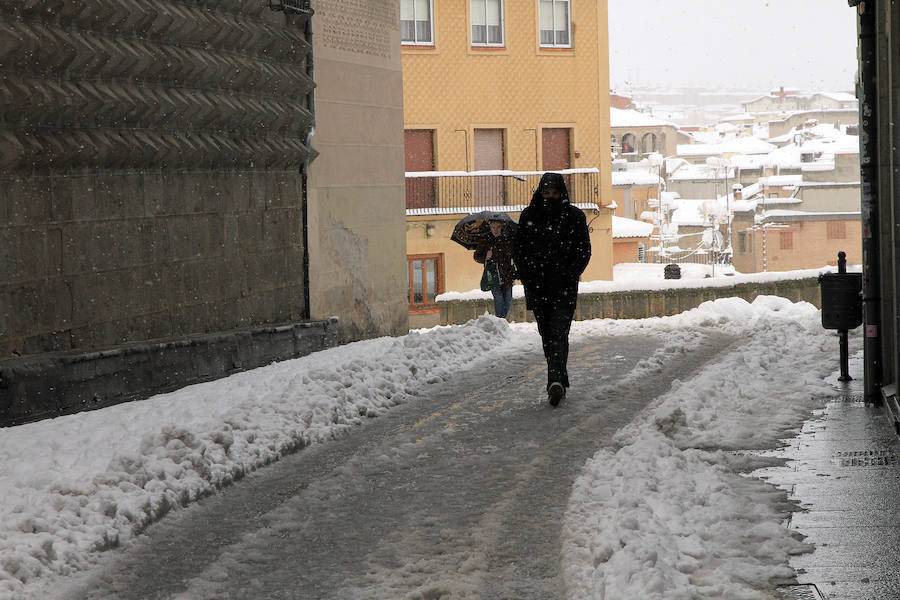 Segovia y provincia han protagonizado la actualidad del temporal del fin de semana. La nieve colapsó sus carreteras y puso un manto blanco en la capital, que muchos aprovecharon para ver el lado positivo y esquiar junto al Acueducto. Pese a la belleza de las imágenes, la nieve complicó la vida de sus ciudadanos.