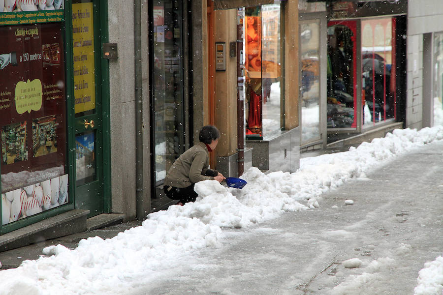 Segovia y provincia han protagonizado la actualidad del temporal del fin de semana. La nieve colapsó sus carreteras y puso un manto blanco en la capital, que muchos aprovecharon para ver el lado positivo y esquiar junto al Acueducto. Pese a la belleza de las imágenes, la nieve complicó la vida de sus ciudadanos.