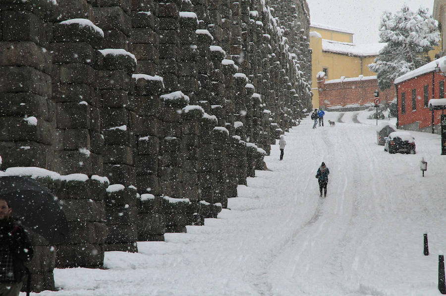 Segovia y provincia han protagonizado la actualidad del temporal del fin de semana. La nieve colapsó sus carreteras y puso un manto blanco en la capital, que muchos aprovecharon para ver el lado positivo y esquiar junto al Acueducto. Pese a la belleza de las imágenes, la nieve complicó la vida de sus ciudadanos.