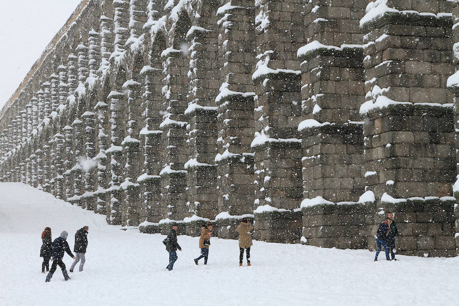 Segovia y provincia han protagonizado la actualidad del temporal del fin de semana. La nieve colapsó sus carreteras y puso un manto blanco en la capital, que muchos aprovecharon para ver el lado positivo y esquiar junto al Acueducto. Pese a la belleza de las imágenes, la nieve complicó la vida de sus ciudadanos.
