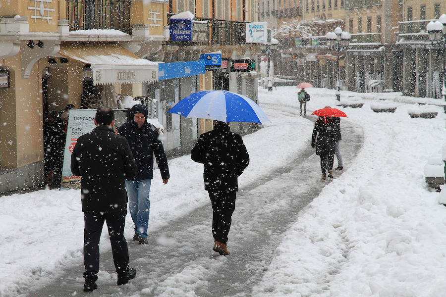 Segovia y provincia han protagonizado la actualidad del temporal del fin de semana. La nieve colapsó sus carreteras y puso un manto blanco en la capital, que muchos aprovecharon para ver el lado positivo y esquiar junto al Acueducto. Pese a la belleza de las imágenes, la nieve complicó la vida de sus ciudadanos.